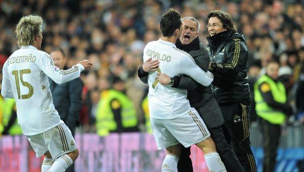 都悲伤！阿森纳被扳平球迷遗憾捂脸，狼队遭绝杀球迷神情落寞（双双失落！阿森纳被扳平球迷捂脸叹息，狼队遭绝杀神情黯然）