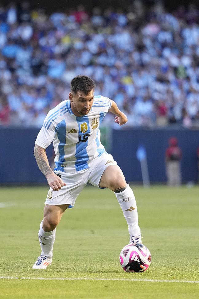 都体：弗拉霍维奇将伤停至26年3月，已回到塞尔维亚休养（都灵体育报：弗拉霍维奇预计伤缺至2026年3月，已返回塞尔维亚休养）