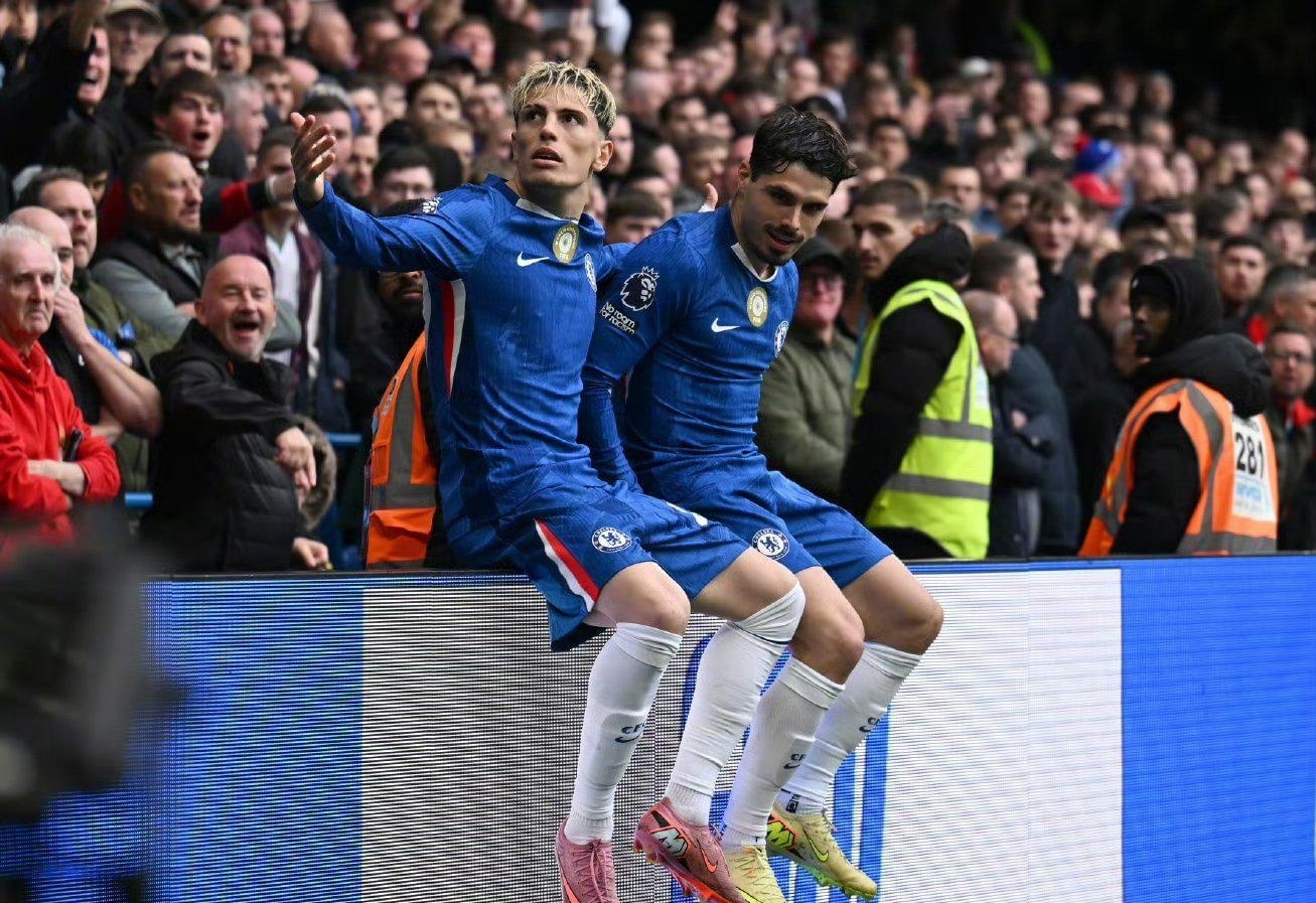 足坛一夜动态：曼城豪取19连胜，巴萨逆转马竞，纽卡热刺互相伤害（今晨足坛速递：曼城19连胜再刷纪录，巴萨逆转马竞，纽卡与热刺两败俱伤）