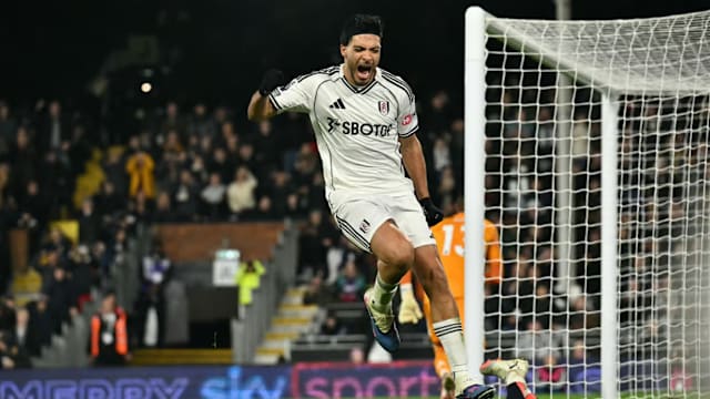 天空体育：张伯伦目前正在阿森纳训练，同时筹划下一步动向（天空体育：张伯伦随阿森纳训练，正谋划未来去向）