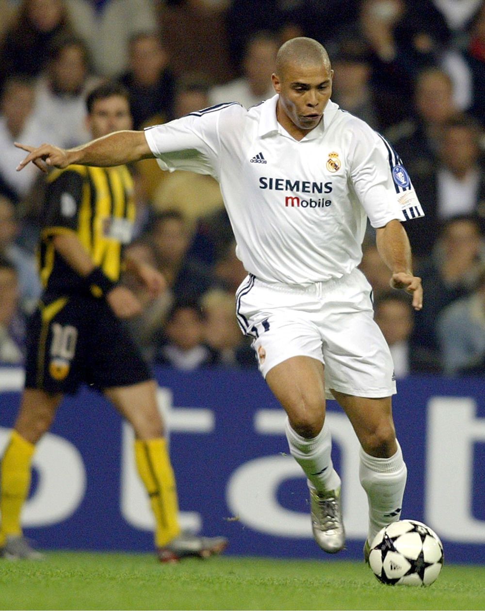 深圳队压哨绝杀引全场沸腾（深圳队读秒绝杀点燃全场）