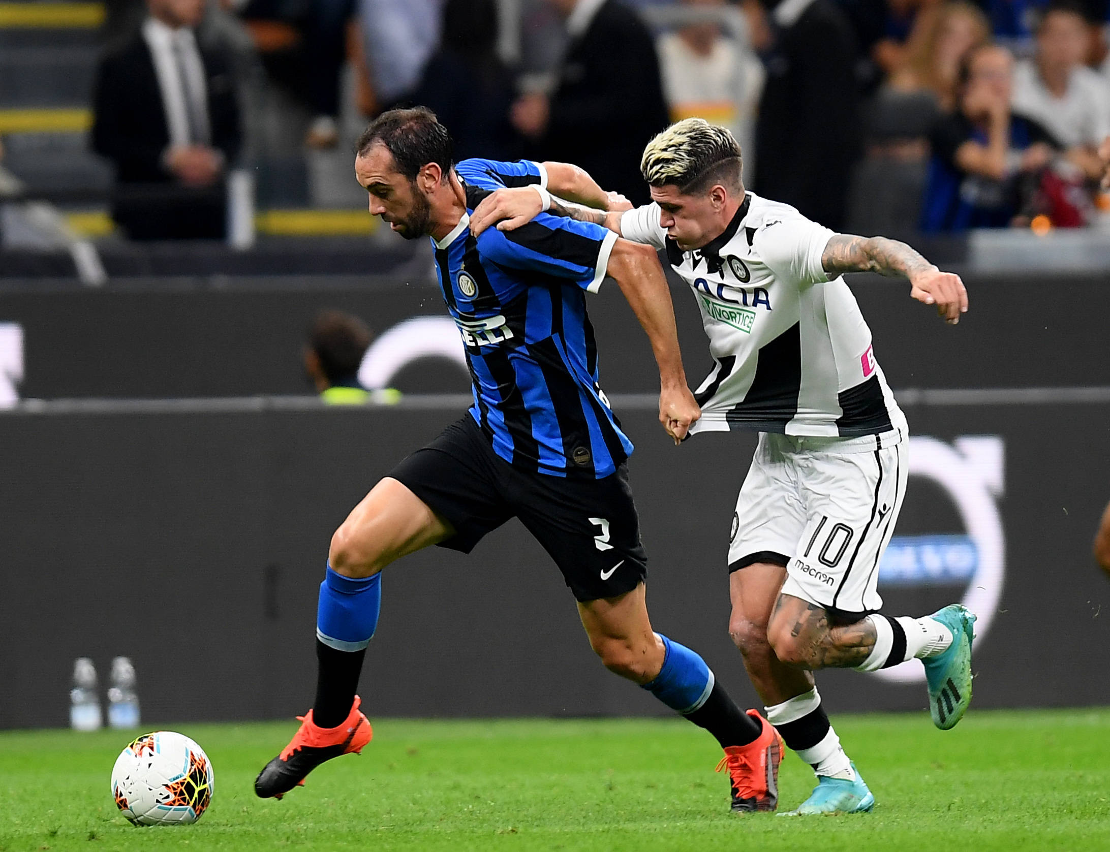 詹姆斯篮板抢断关键时刻锁定胜局（詹姆斯关键篮板抢断一锤定音）