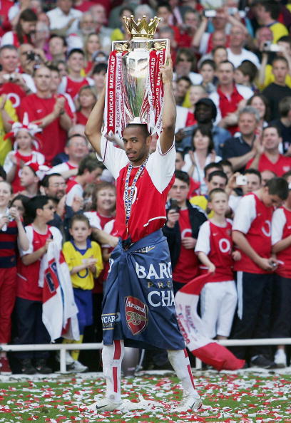 追星现场？这才是真正的双向奔赴！残特奥会赛场上，观众围着运动员们要签名！（这才是双向奔赴！残特奥会赛场成“追星”现场，观众争相向运动员要签名）