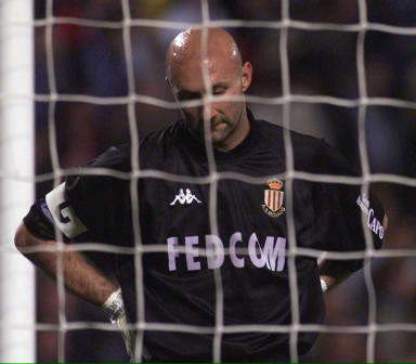 世体：梅西在进入诺坎普前没联系巴萨的任何人请求许可（世体：梅西在入诺坎普前未向巴萨任何人请示）