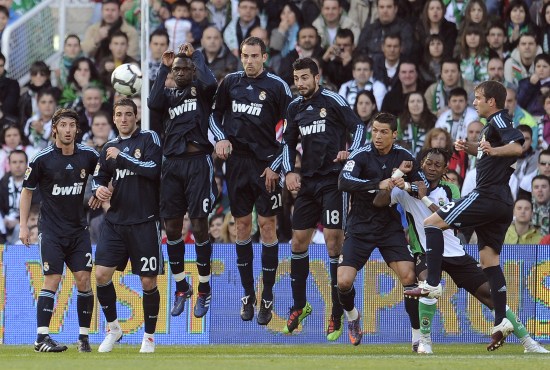 澳超前瞻：惠灵顿凤凰新赛季攻强守弱，麦克阿瑟FC火力不足（澳超前瞻：惠灵顿凤凰新季攻强守弱，麦克阿瑟FC锋线乏力）