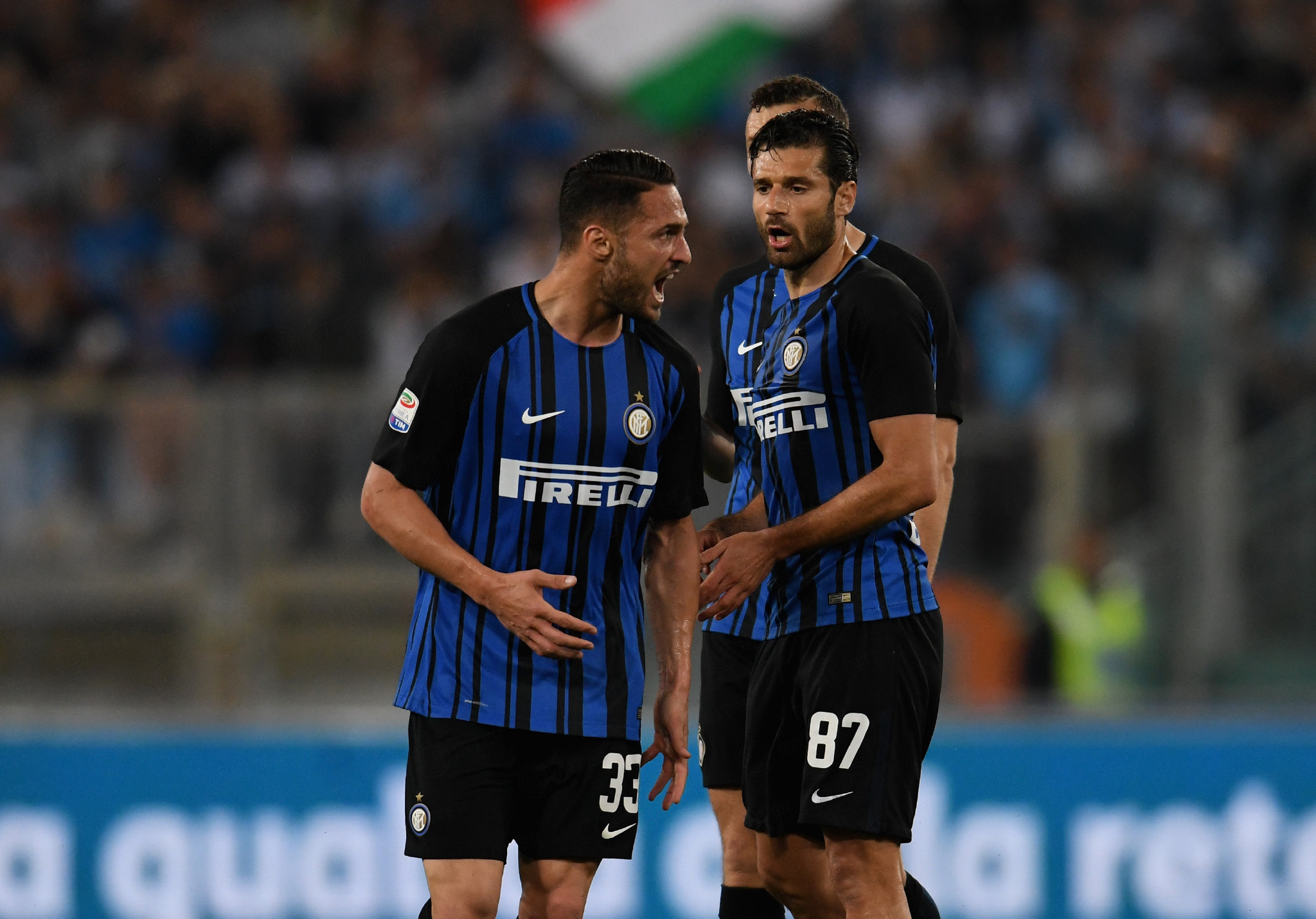 本泽马谈C罗：场上见面很冷淡？我们在更衣室已拥抱过了（本泽马回应与C罗场上显冷：更衣室里我们早已相拥）